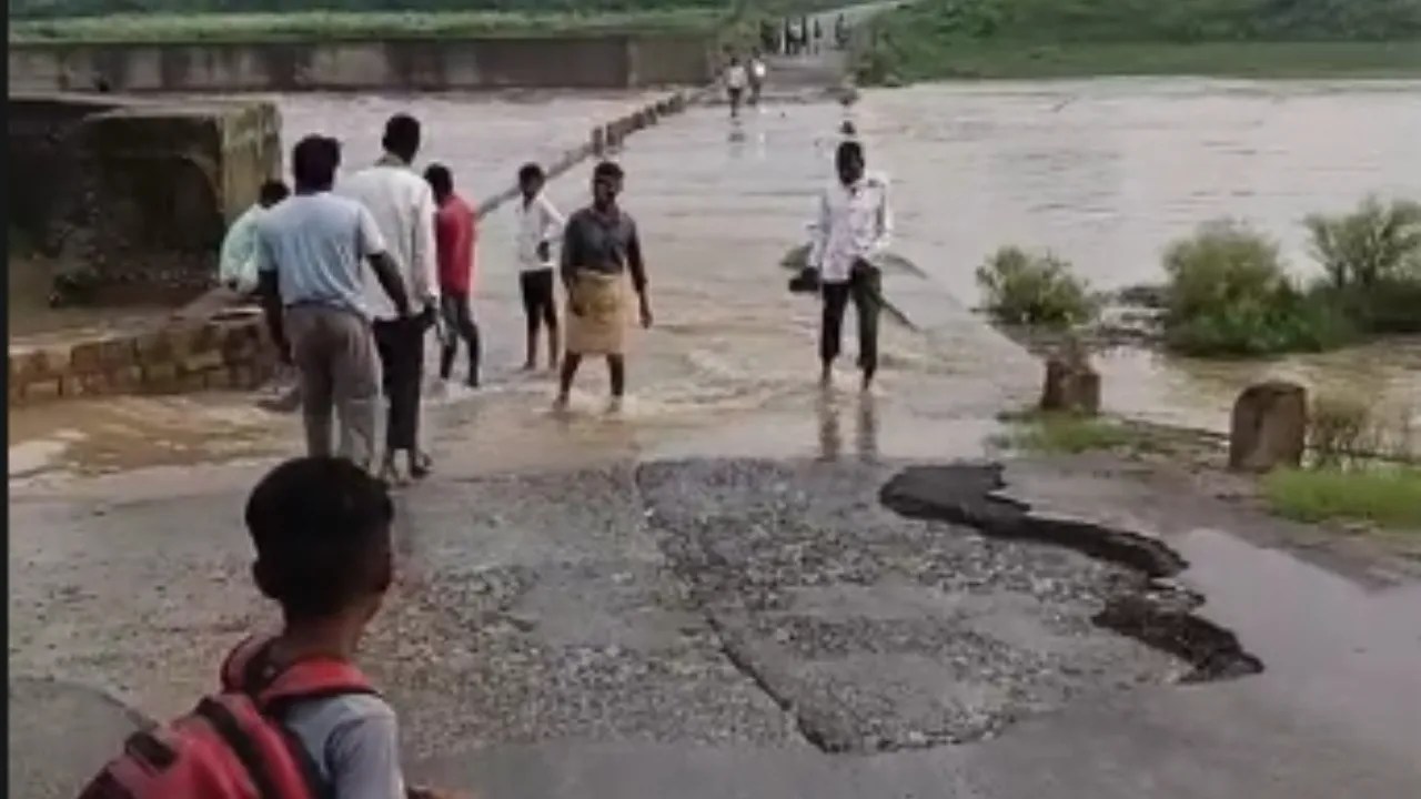 Morena News: उफनती कुंवारी नदी ने बढ़ाई मुश्किलें, पानी के तेज बहाव के बीच रपटा पार कर रहे ग्रामीण और स्कूली बच्चे