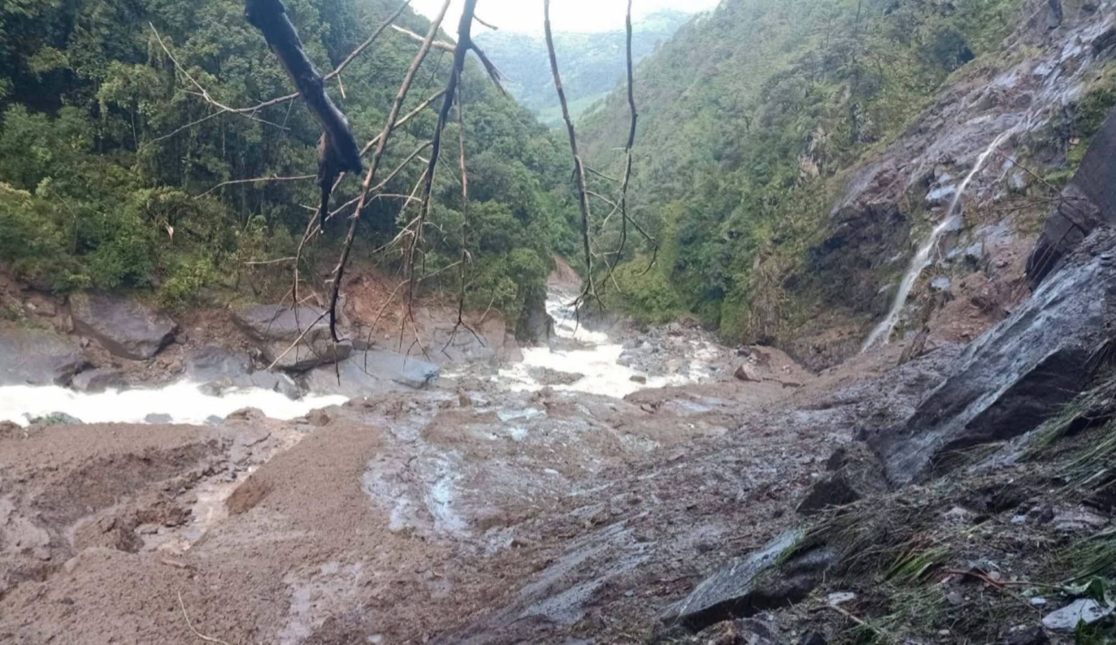 दोलखामा सिप्रिङ खोलाले बगाएर एक जना बेपत्ता, सिप्रिङ खोला जलविद्युत् केन्द्रको ड्याम साइडमा क्षति