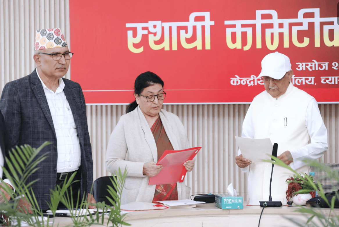 पूर्वराष्ट्रपति विद्या भण्डारीद्धारा एमाले वरिष्ठ उपाध्यक्षको सपथ ग्रहण