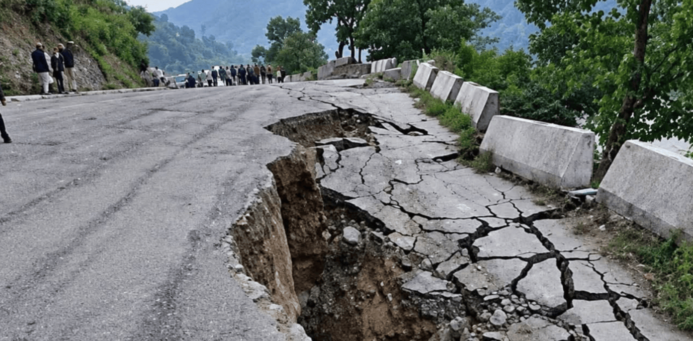 दशैंको मुखैमा पृथ्वी राजमार्ग बन्द यातायात ठप्प                  यात्रु बाटोमै अलपत्र