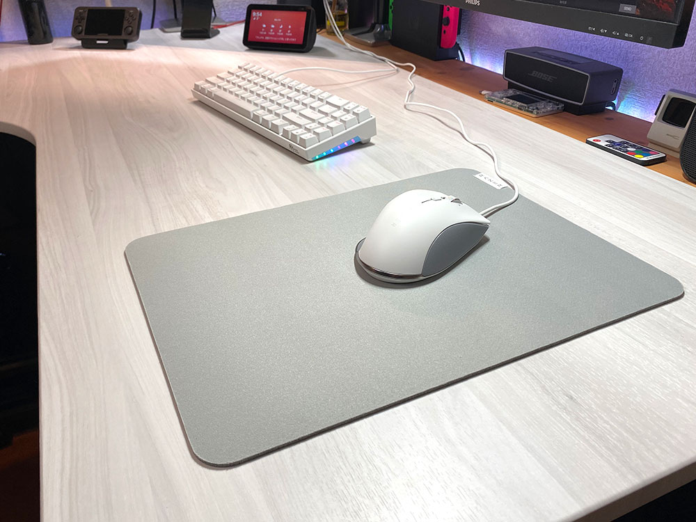 真っ白な Razer Pro Click ワイヤレス マウスは見た目がクール、汚れる 