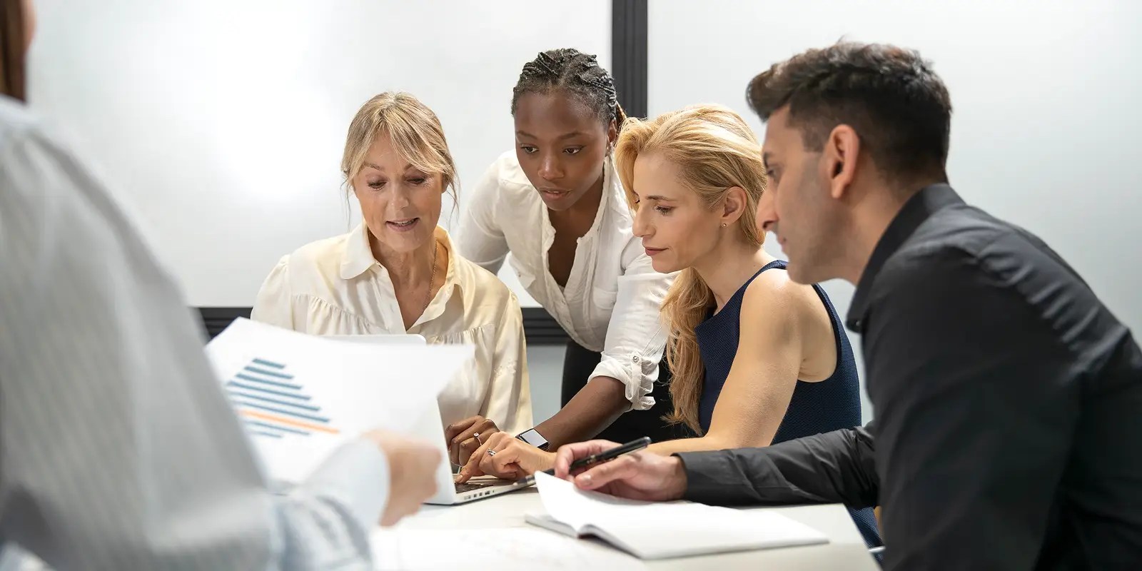 Team finance che collabora per integrare FP&A e contabilità nelle decisioni strategiche aziendali