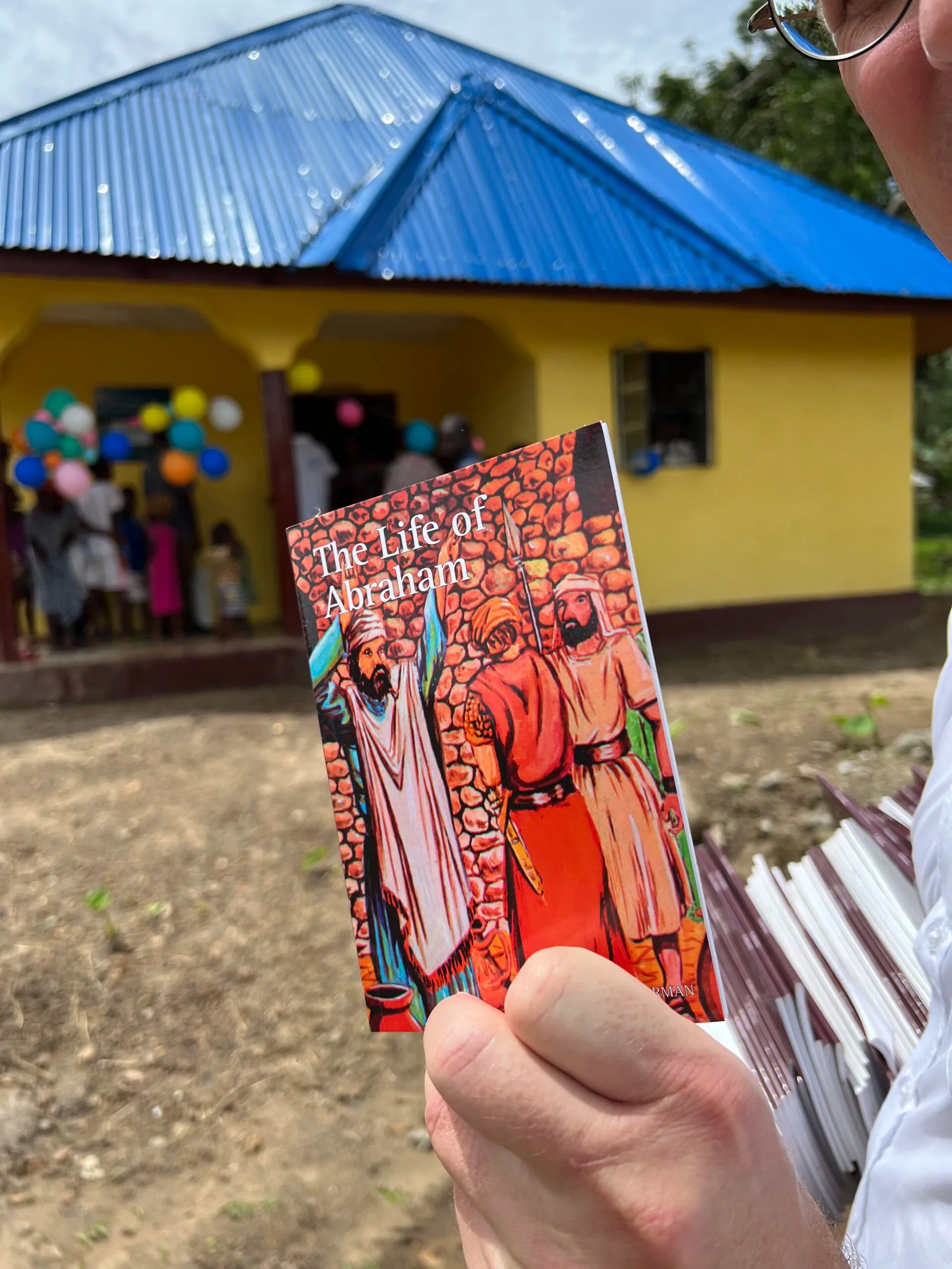 32.. Uitgedeeld bij de opening