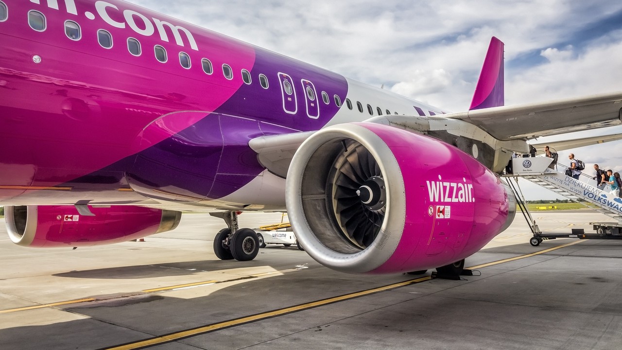 Egy 4 éves kisfiút nem engedtek ki a mosdóba a Wizz Air járatán – egy palackba kellett pisilnie az utastérben