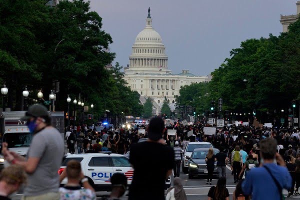 FBI demite agentes que se ajoelharam durante protesto do Black Lives Matter
