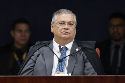 Dino blinda aliado de irmão de Lula; presidente da CPMI do INSS critica
