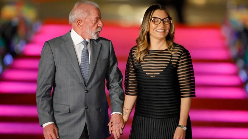 Lula baixa decreto que aumenta poder de Janja
