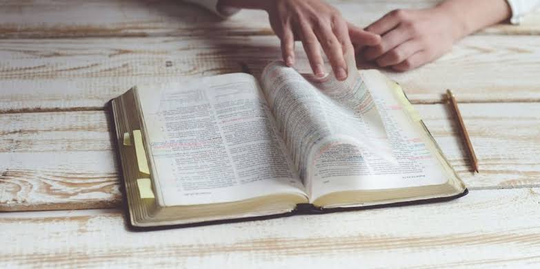 Renascimento na fé: vendas de bíblias disparam 41,6% nos EUA, inspirando nova geração