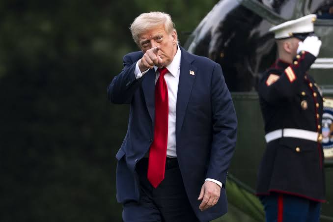 Trump considera ataques terrestres na Venezuela e na Colômbia, afirma senador aliado