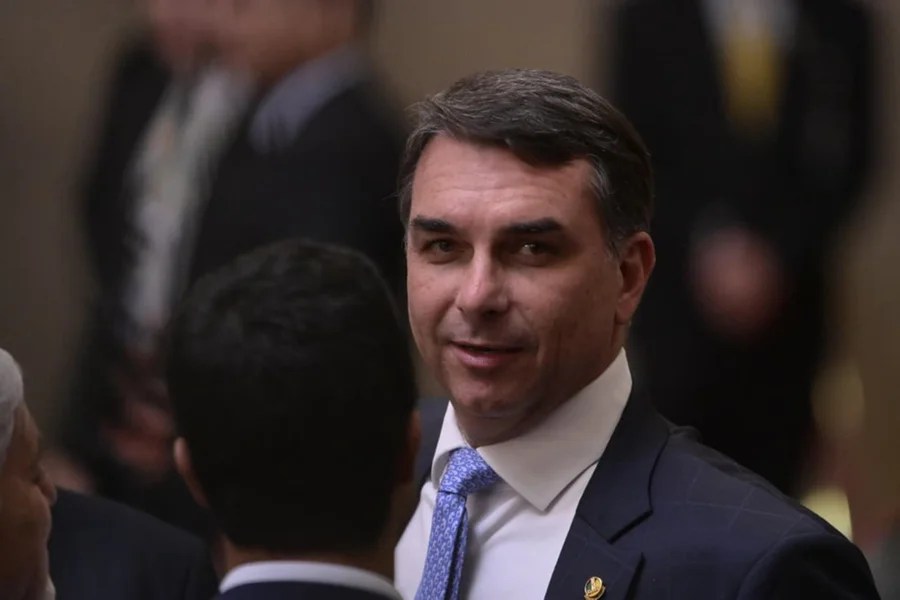 Flávio Bolsonaro “parabeniza” Lula por revogar a taxa das blusinhas: “Tem que ter eleição todo mês para ele fazer a coisa certa”