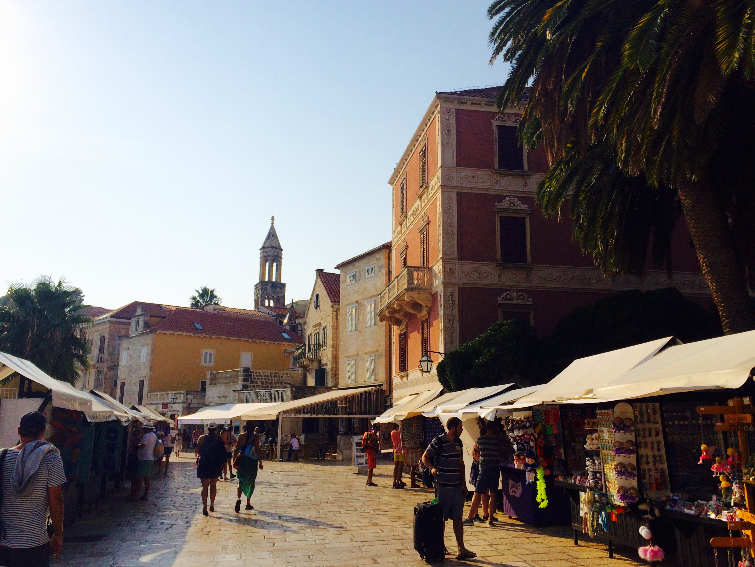 Markets and bars along the harbour