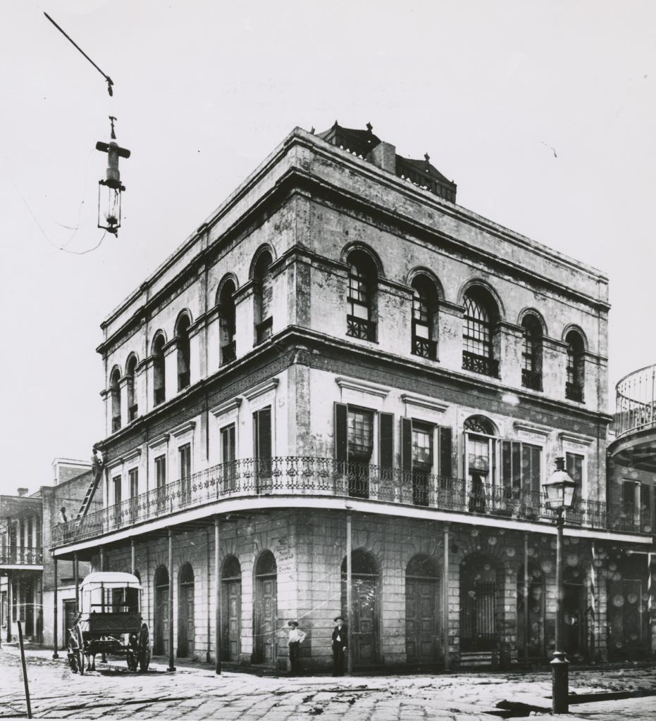 LOST FROM THE PICTURES DEBONAIRE (デボネア) Lalaurie's Bricked Up Window - From the Deep
