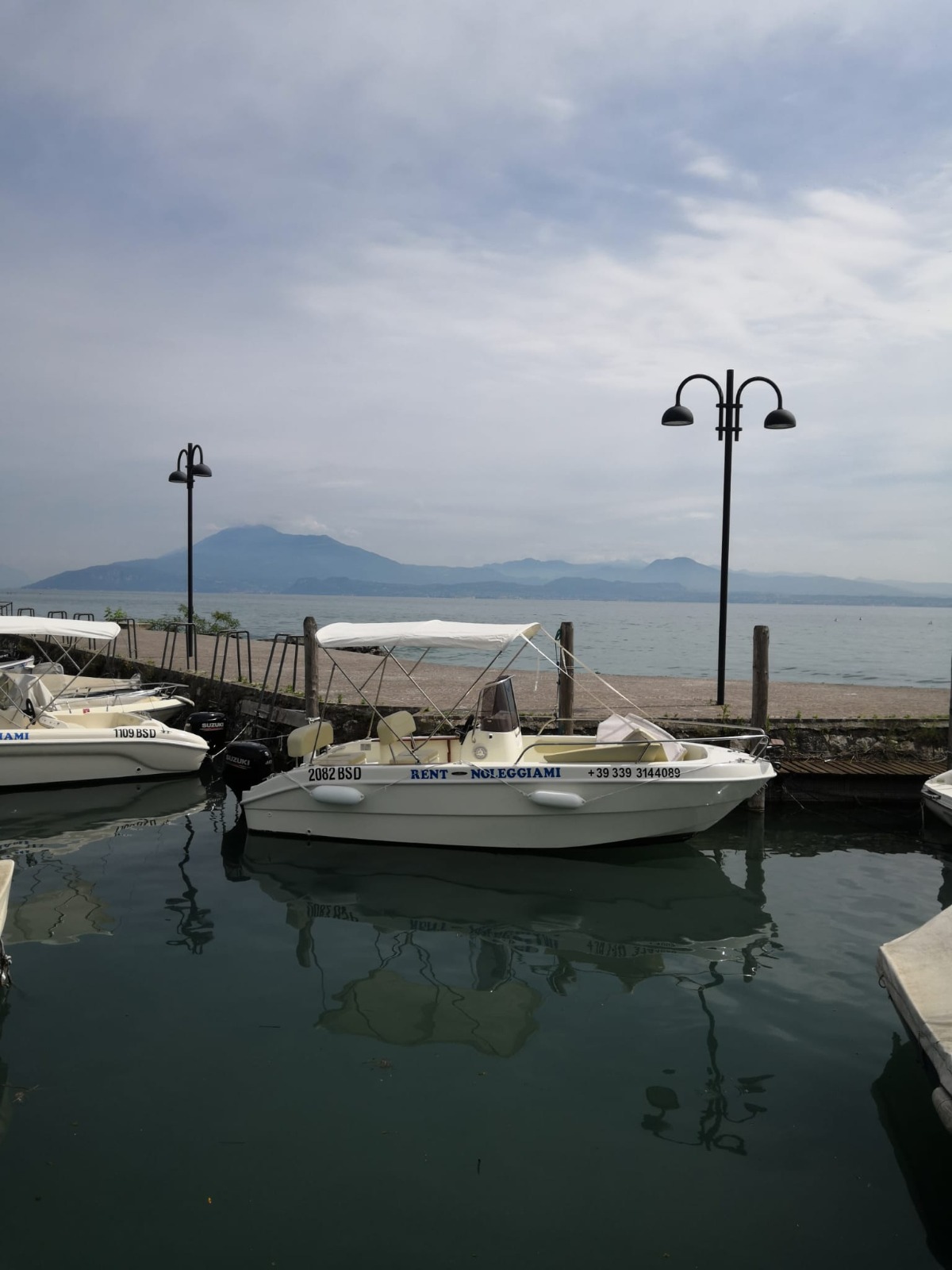 Cruise past the imposing scaligero castle, grotte di catullo roman . Motoscafo Mingolla Brava 18 - Nolo Belvedere Sirmione