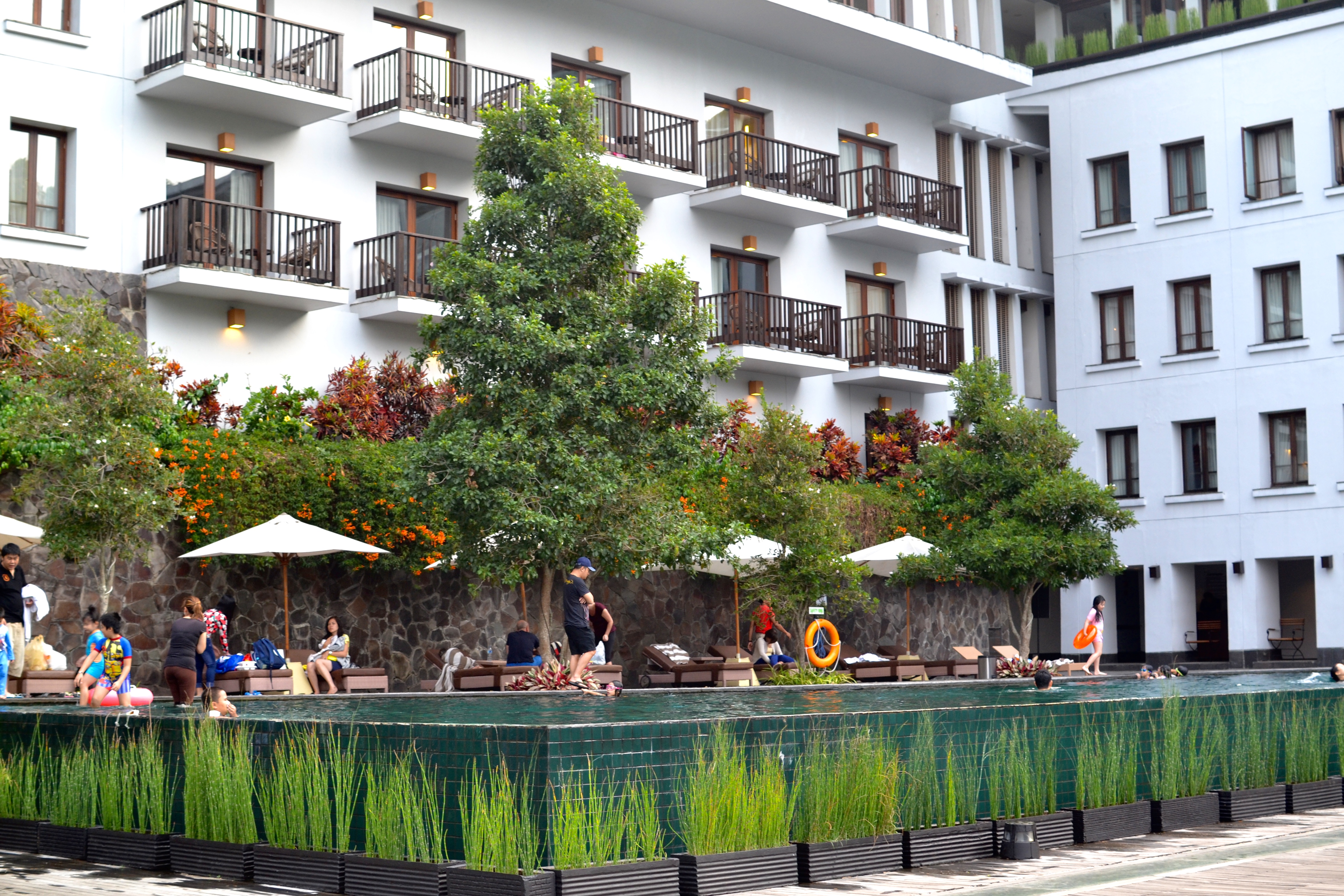 pool og vores værelse yderst til venstre