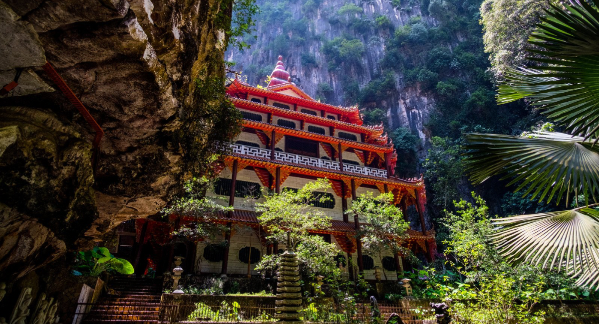 المعابِد الكهفية في مدينة إيبوه