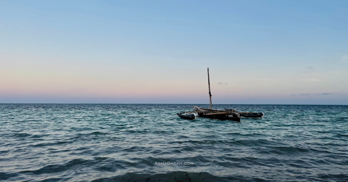 قارب خشبي تقليدي وسط البحر على شاطئ دياني في كينيا