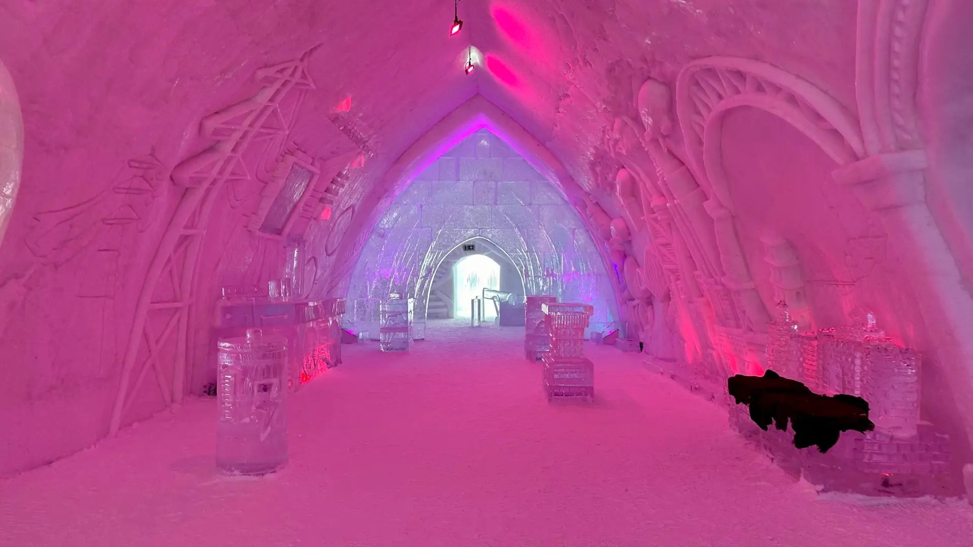 What a unique bar area! Yes, there were people there...we just got a lucky pic!