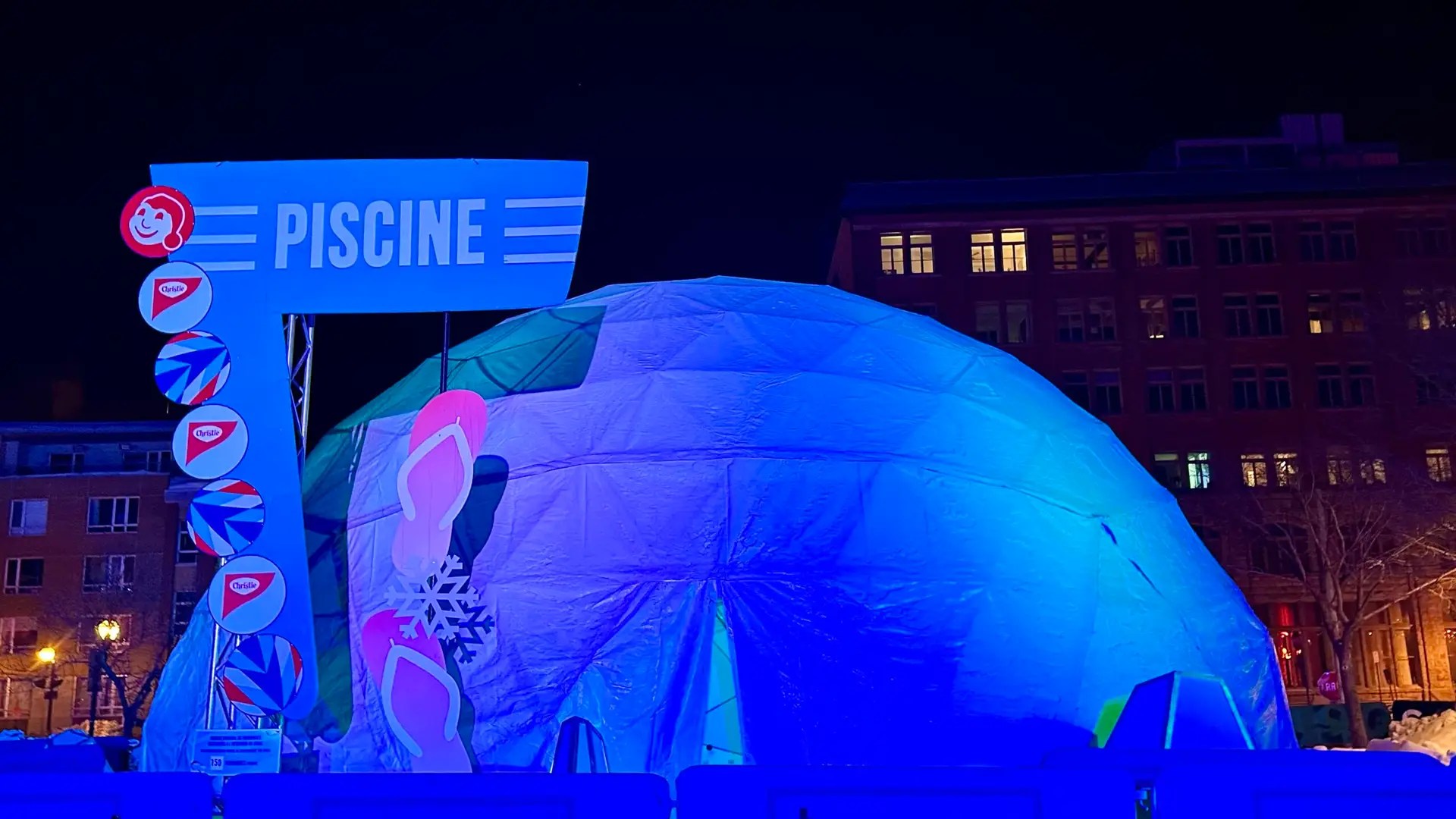 'Piscine' is 'ball pit.' Or something like that.