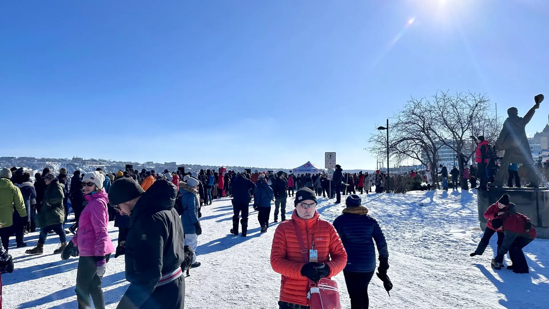 There are so many people out to watch the canoe races!