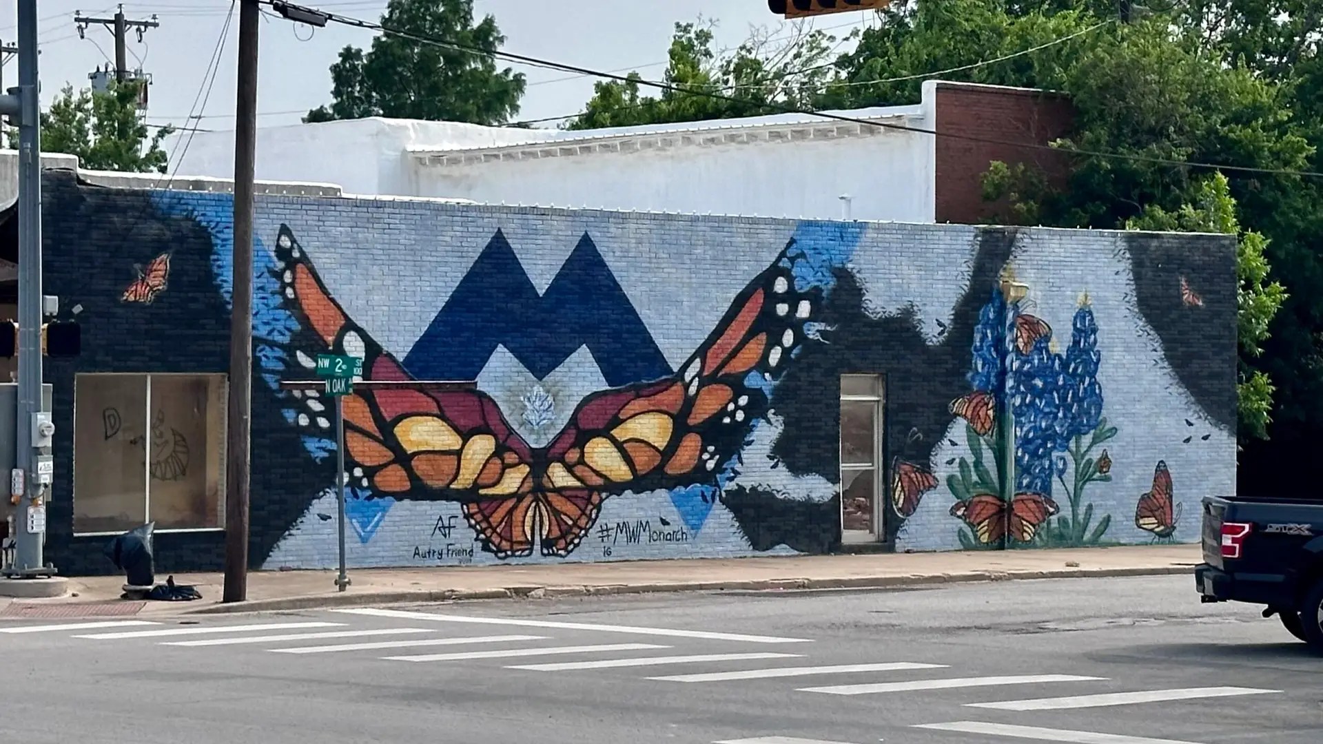 The town has murals painted on the sides of many buildings