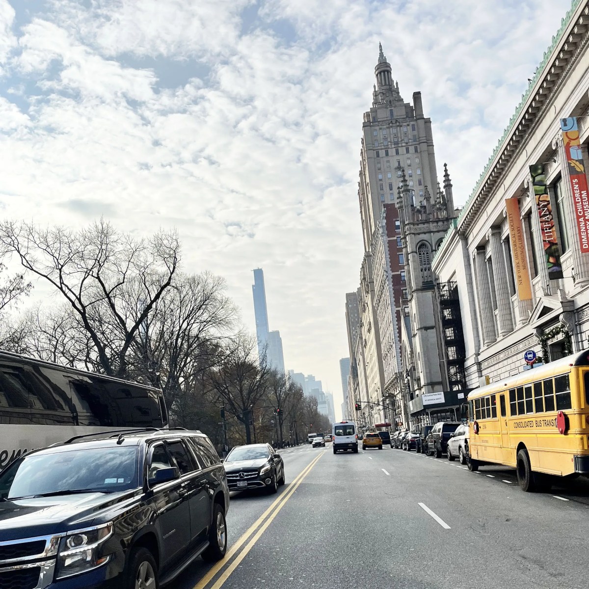 Sfeerbeeld New York met een gele bus en skyscrapers op de achtergrond.