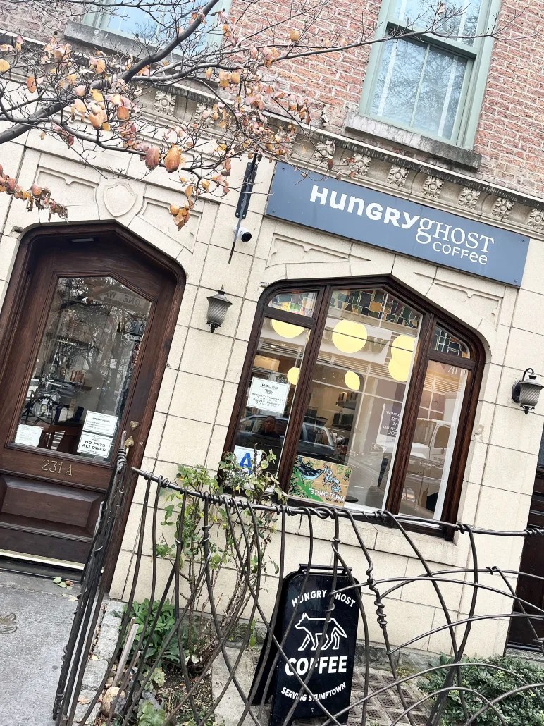 Buitenkant van koffiezaakje Hungry Ghost Coffee in Brooklyn - New York
