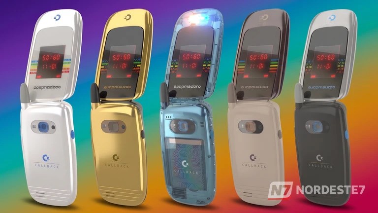 Foto em close de um celular de modelo clássico do início dos anos 2000 relançado, mostrando ícones de aplicativos modernos como WhatsApp e Spotify em sua tela colorida.