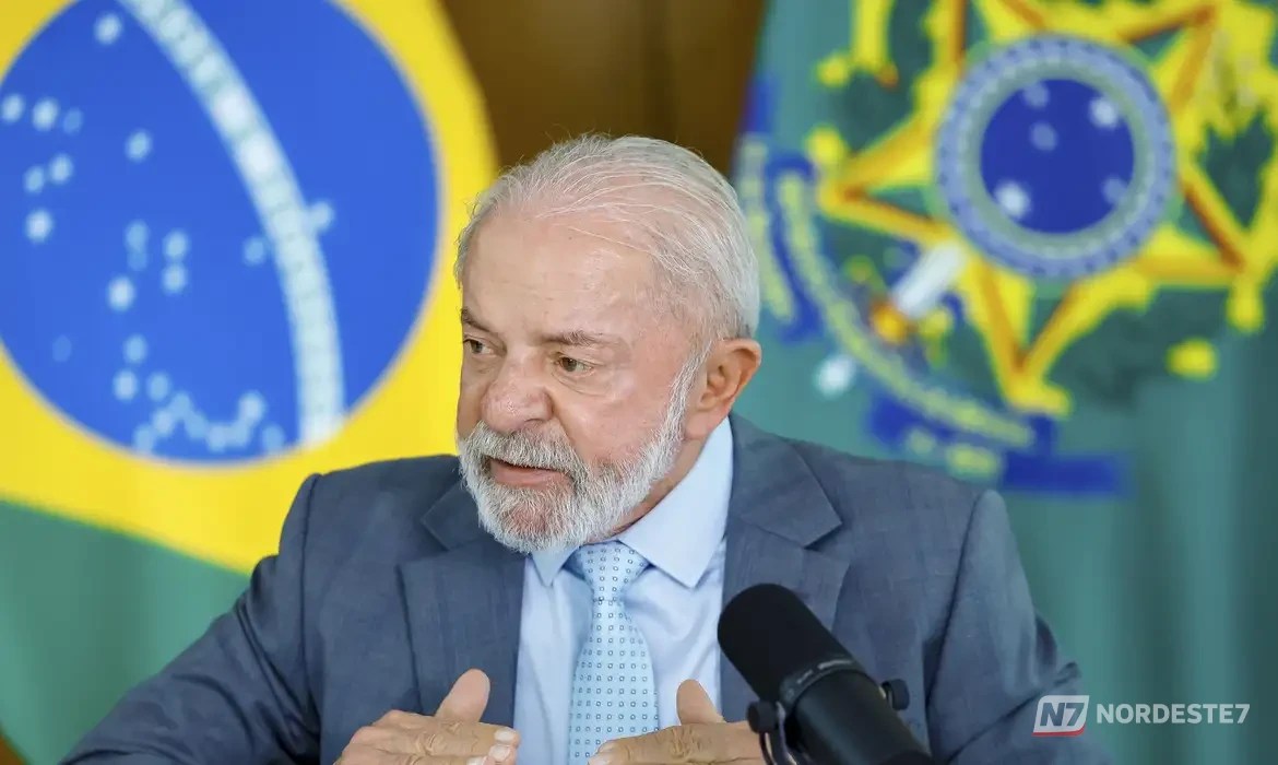 Presidente Luiz Inácio Lula da Silva discursa em púlpito oficial durante anúncio de sua proposta para reeleição.