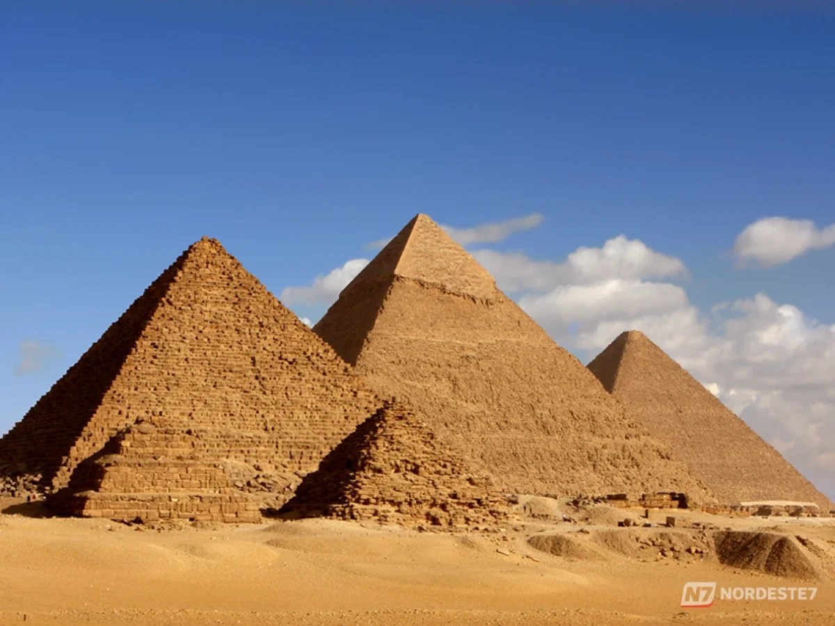 Close detalhado dos blocos de pedra de uma pirâmide egípcia em Gizé, evidenciando a textura e o encaixe das estruturas que cientistas apontam terem sido moldadas artificialmente.