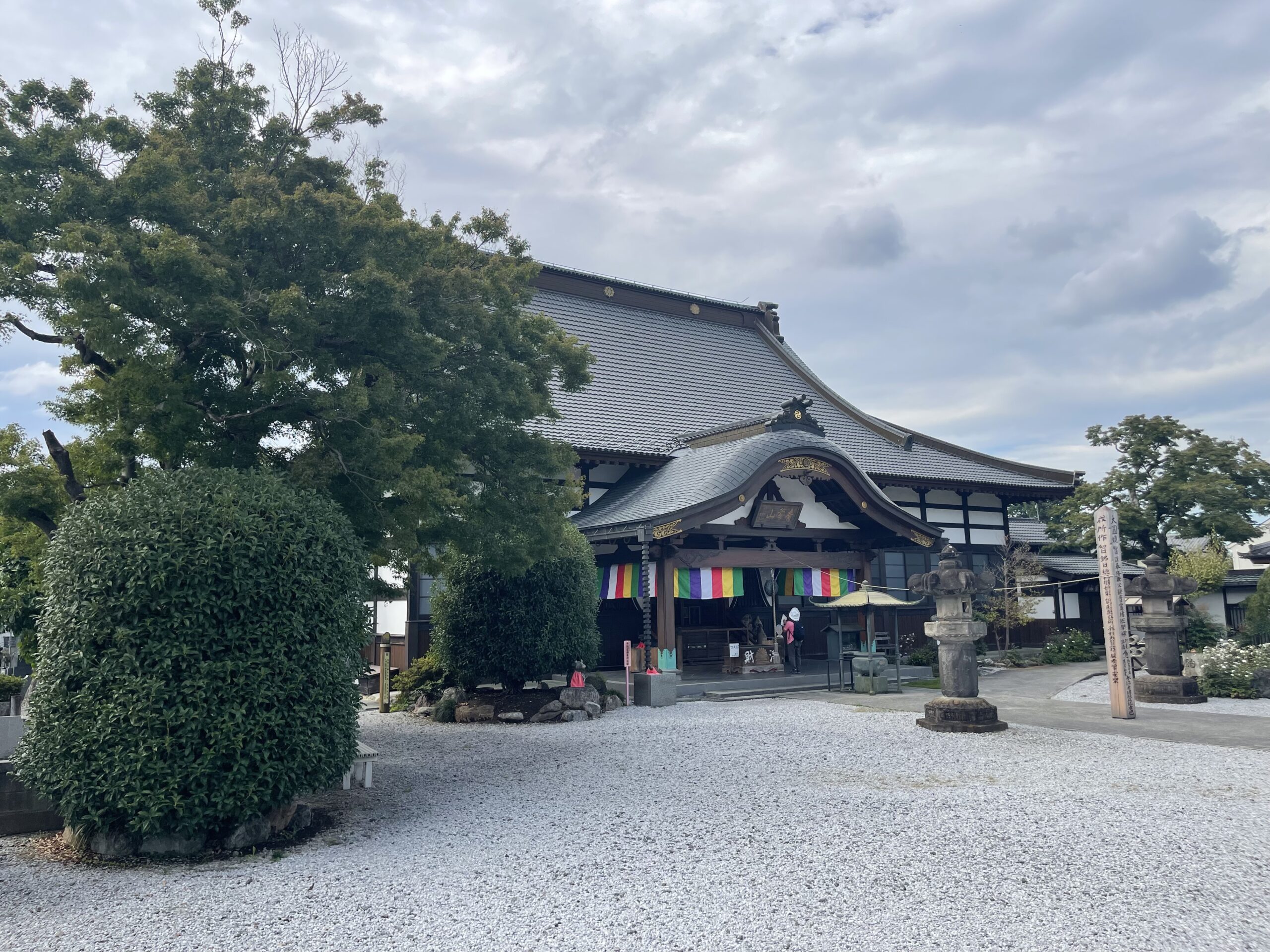 法長寺（本堂と参拝者）