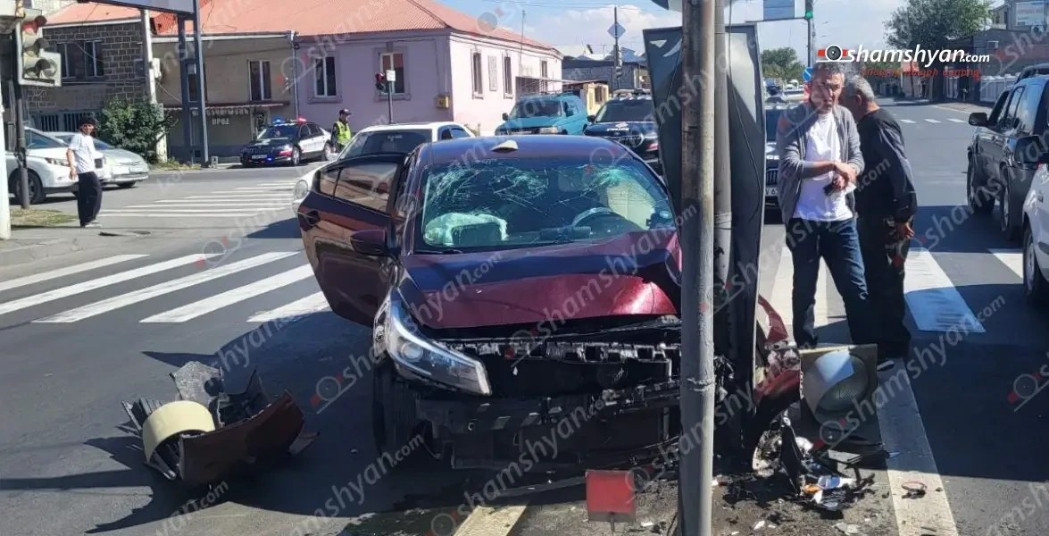 «Զվարթնոց» օդանավակայանի խաչմերուկում «Kia Forte»-ն բախվել է երկաթե սյանը