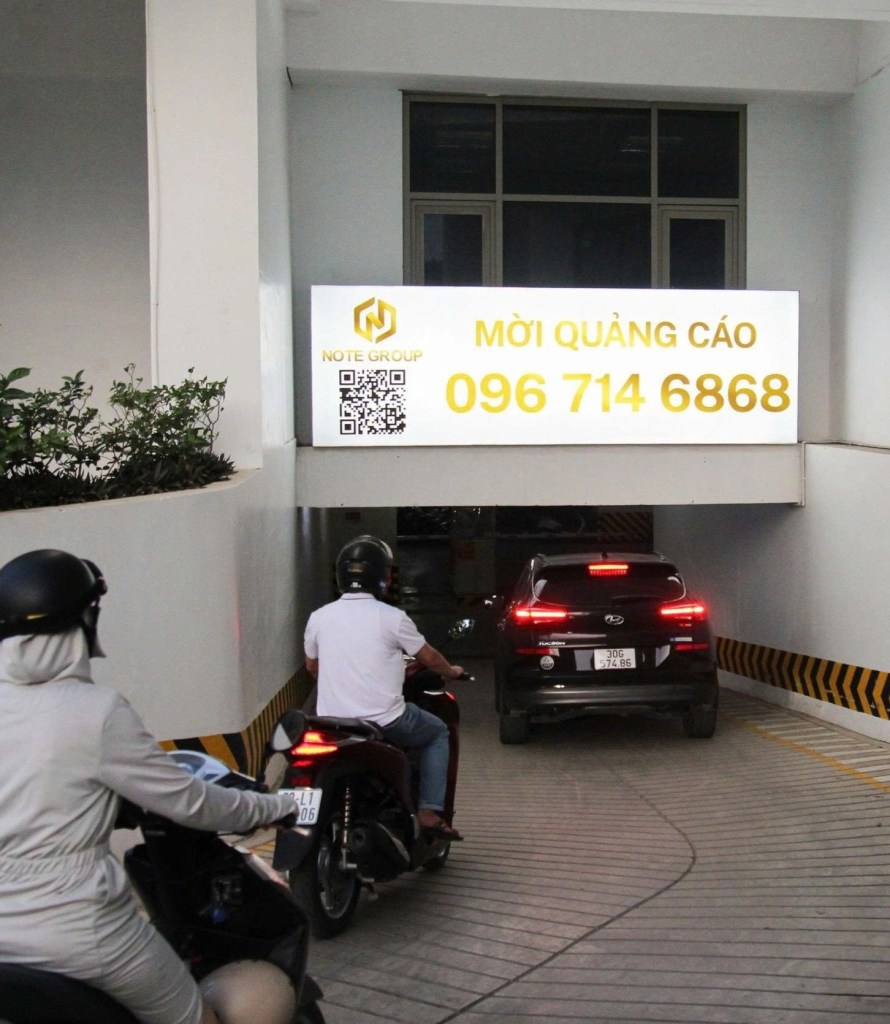Standee điện đặt tại tầng hầm gửi xe, tạo ấn tượng đầu tiên ban đầu