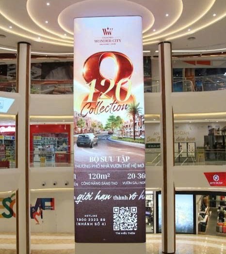 Màn hình LED khổ lớn đặt tại sảnh chính, khu vực thông tầng hoặc mặt tiền tòa nhà siêu thị, đóng vai trò tạo nhận diện ở khoảng cách xa