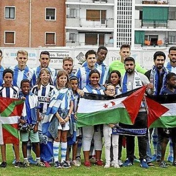 Sahara Occidental. Jugadores de importante equipo del fútbol vasco posan con banderas saharauis – Resumen Latinoamericano