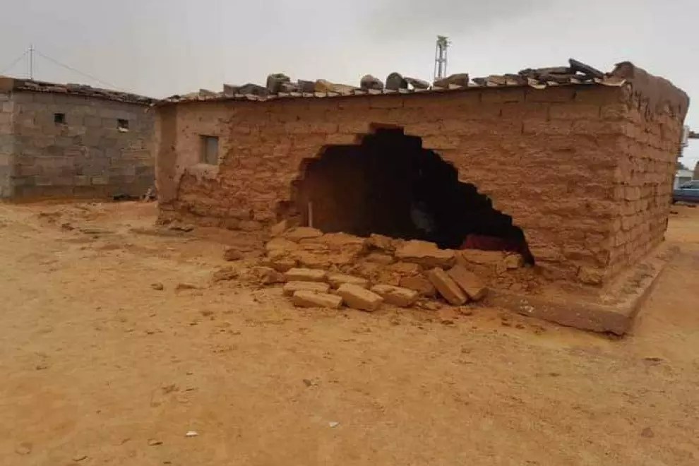 Viviendas de adobe destruidas en el campamento de refugiados saharauis de Dajla.