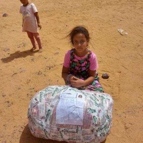 Leftam posa con el último paquete enviado por su madre de acogida desde Pamplona y que recibió ayer viernes.