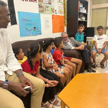 Visita a la docena de niños saharauis que viven en el piso del proyecto Haima Acull en Lleida