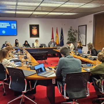 Foto-Parlamento-de-Navarra Médicos del Mundo Navarra denuncia en el Parlamento el “abandono humanitario” de los campamentos saharauis tras 50 años de exilio