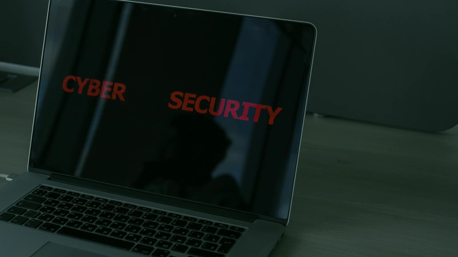 Defesa multiagente autoevolutiva reduz jailbreak em LLMs a quase zero