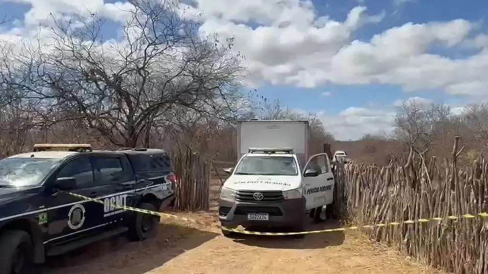 Viatura da polícia e veículo da Perícia Forense isolados com fita amarela em área rural onde irmãs sequestradas foram encontradas mortas no Ceará.