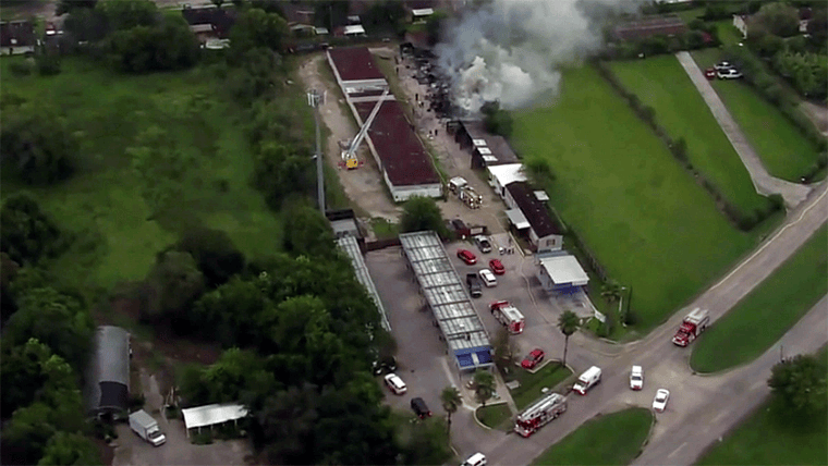 Fuego en Pasadena Daña 15 Bodegas