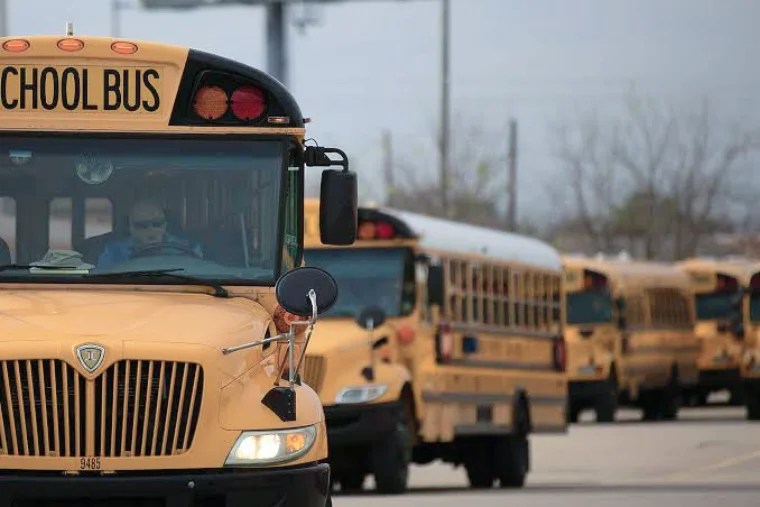 Zonas de Distrito Escolar Siguen sin Servicio de Transporte