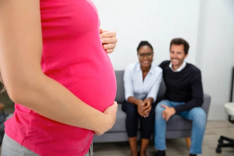 Disputa Entre Pareja de California y Madre Texana Subrogada Crece