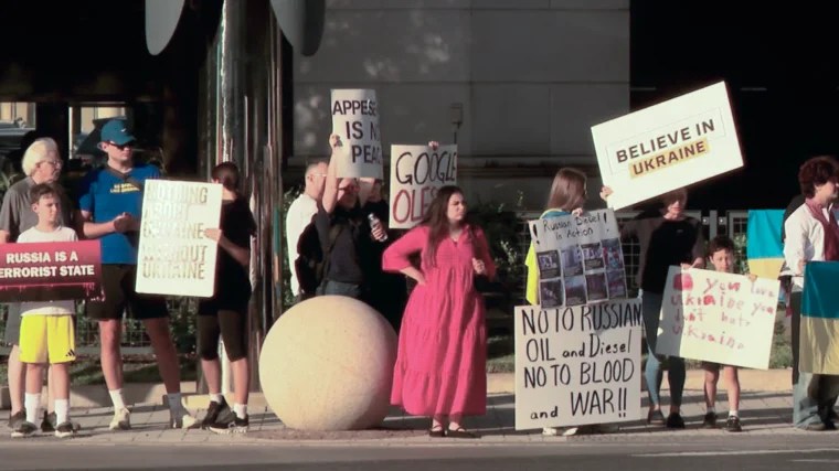 Protestan en Galleria Contra Trump por Precios del Diesel