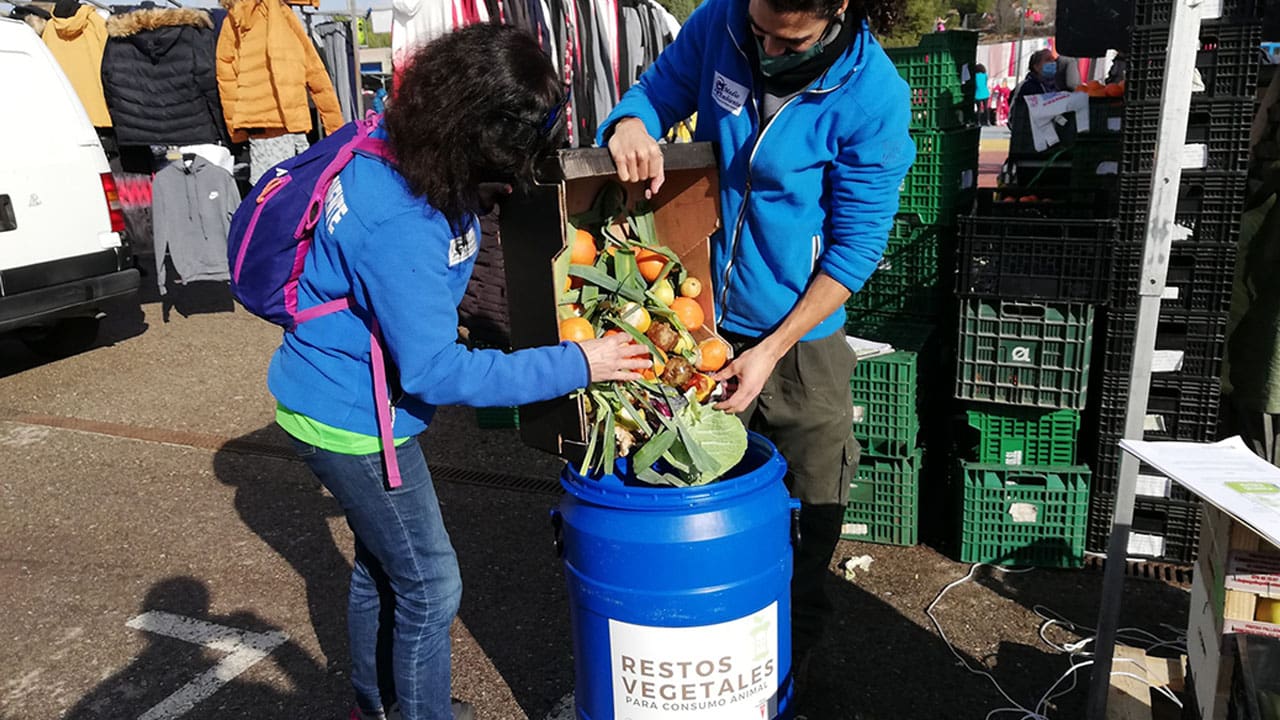 Recogida de materia orgánica que se genera en los puestos de venta del mercadillo municipal/ Ayto. Rivas