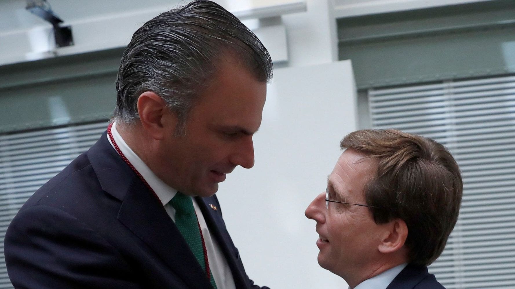 Javier Ortega Smith, portavoz de Vox en el Ayto de Madrid y José Luis-Martínez Almeida, alcalde de Madrid.