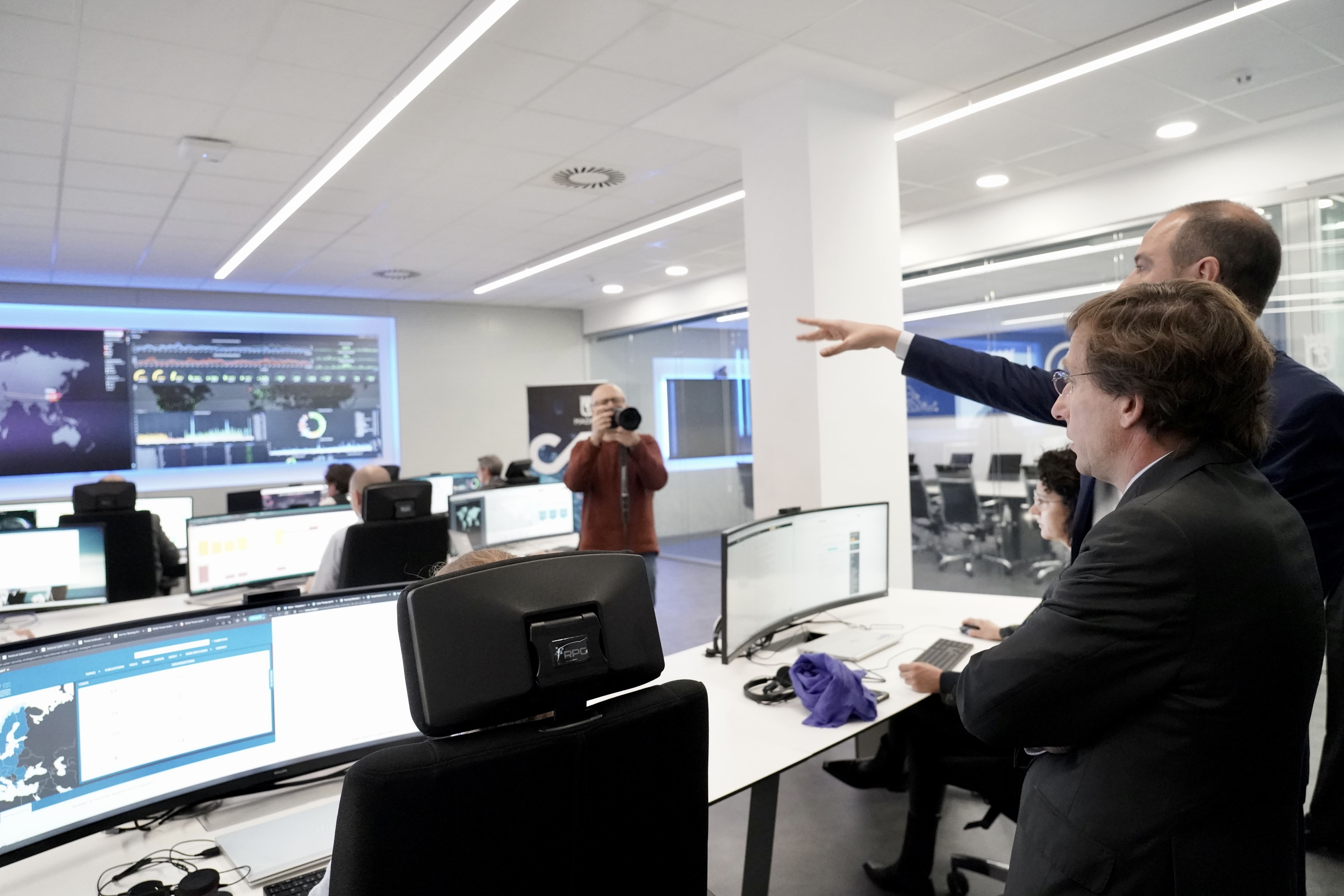 Almeida inaugura el Centro de Ciberseguridad de Madrid que protege la ciudad ante posibles ataques (Foto: Ayuntamiento de Madrid)