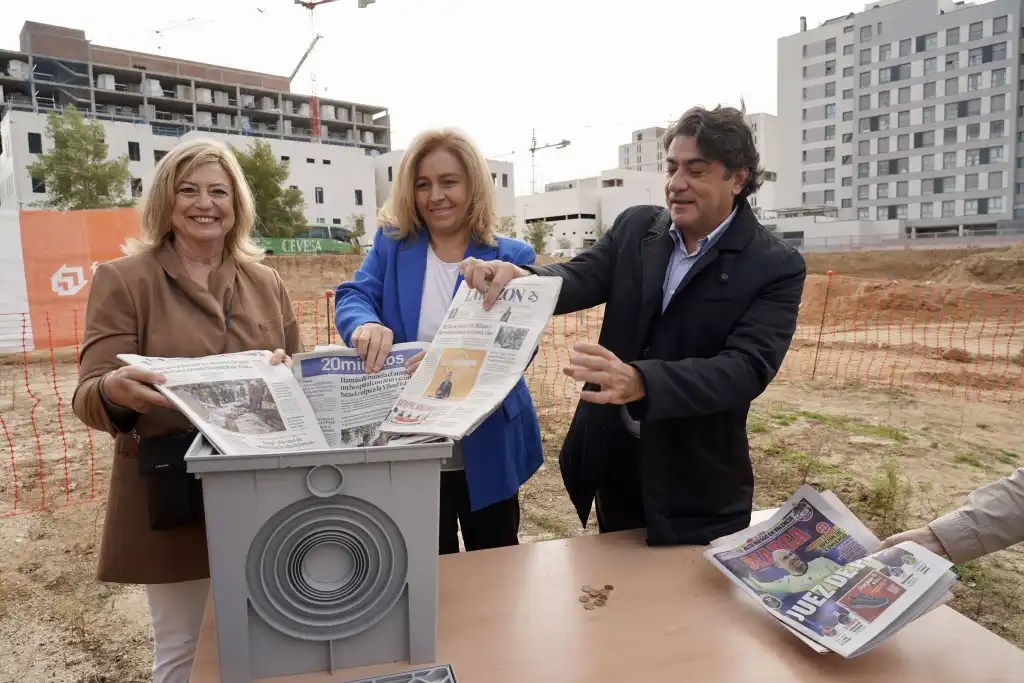 La vicealcaldesa de Madrid, Inmaculada Sanz, acompañada de la delegada de Obras y Equipamientos, Paloma García Romero, y el concejal de Hortaleza, David Pérez, en el acto de colocación de la primera piedra (Foto: Ayuntamiento)