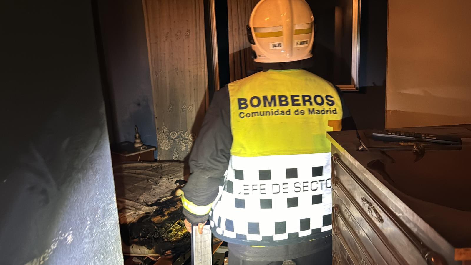 un bombero en la vivienda incendiada