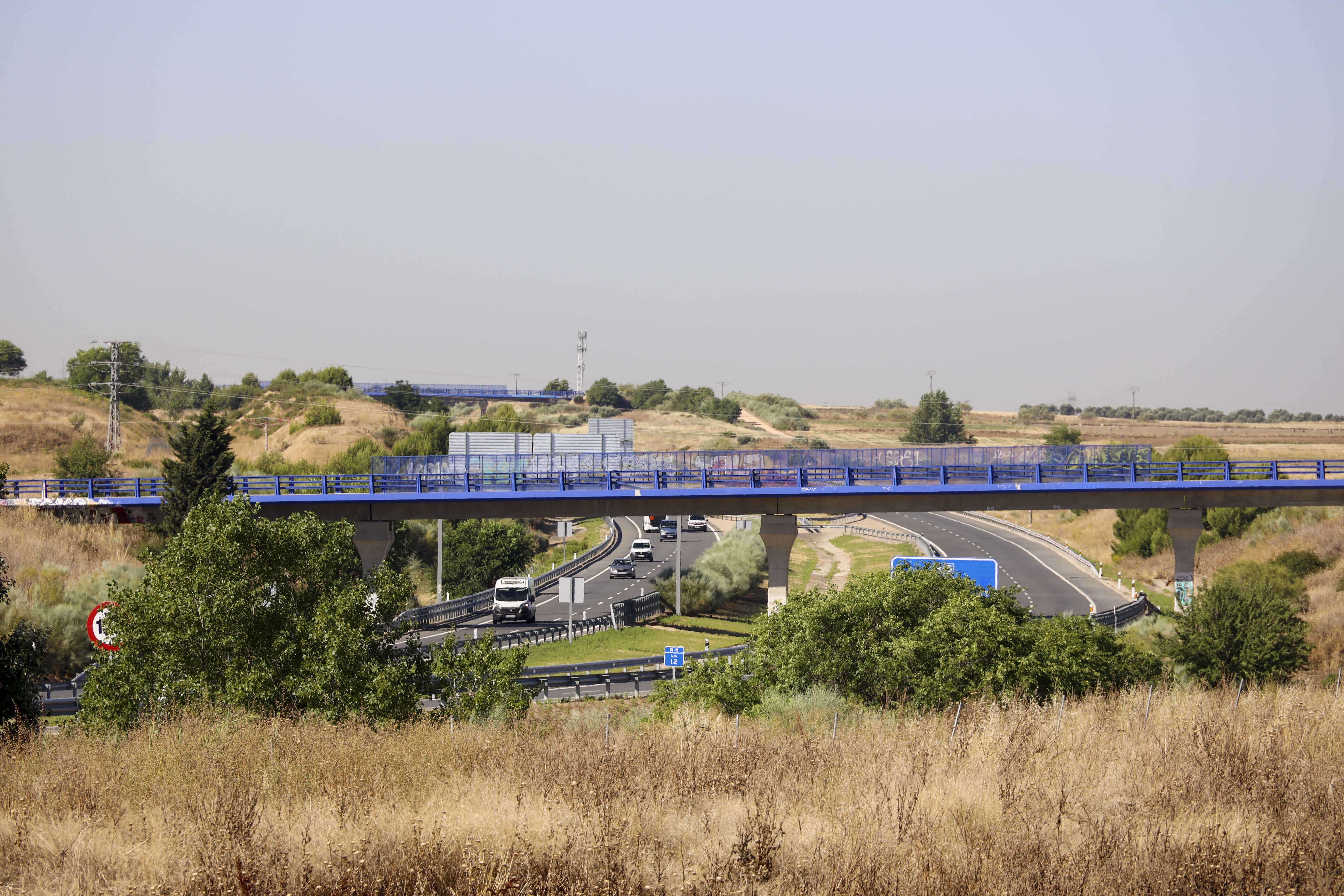 El alcalde de Móstoles y el viceconsejero de Medio Ambiente, Agricultura y Ordenación del Territorio visitan el punto de inicio de las obras de conexión del PAU-4 con la autopista radial R5 (Foto: Ayuntamiento)